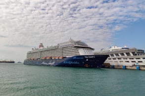Mein Schiff 5 in Singapur