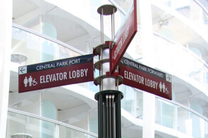 Wegweiser und Strassenschilder