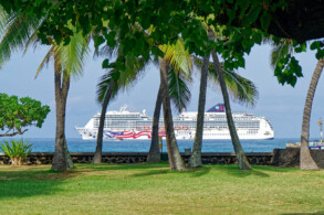 Pride of America vor Kona, Big Island