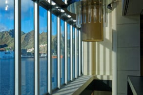 Glasfront der Lobby