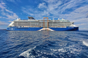 Celebrity Apex vor Santorini