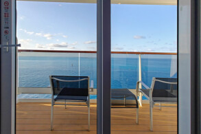 Yacht Club Deluxe Suite 16015