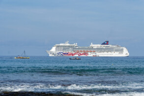 Pride of America vor Kona, Big Island