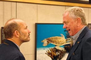 Prince Hussein Aga Khan im Gespräch mit Pierfrancesco Vago