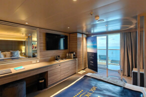 Yacht Club Deluxe Suite 16015