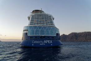 Celebrity Apex vor Santorini
