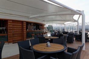 Yacht Club Pool Bar