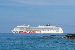 Pride of America vor Kona, Big Island