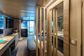 Yacht Club Deluxe Suite 16015