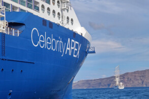 Celebrity Apex vor Santorini