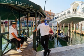 Gondel-Service an der Rialto-Brücke