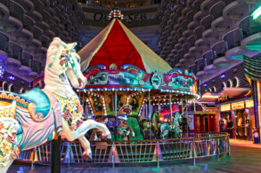 Oasis of the Seas bei Nacht: Karusell am Boardwalk