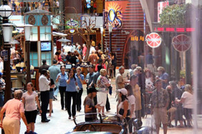 Blick durch die Rising Tide Bar - Royal Promenade - Oasis of the Seas