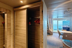 Yacht Club Duplex Suite 16019