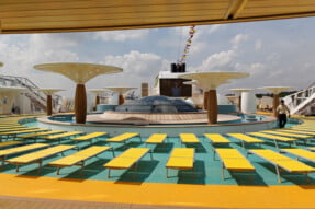 Pool-Deck