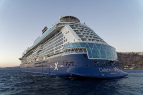 Celebrity Apex vor Santorini