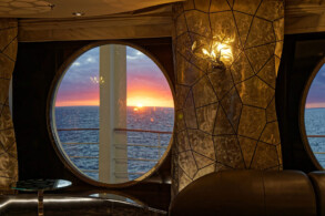 Black & White Lounge