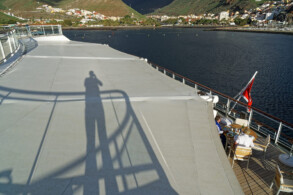 Blick auf  Außenbereich des Yacht Clubs