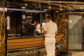 The Bar & Rezeption