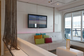 TUI Bar