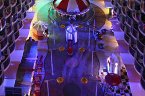 Oasis of the Seas bei Nacht: Boardwalk
