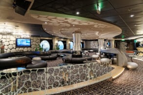 Black & White Lounge