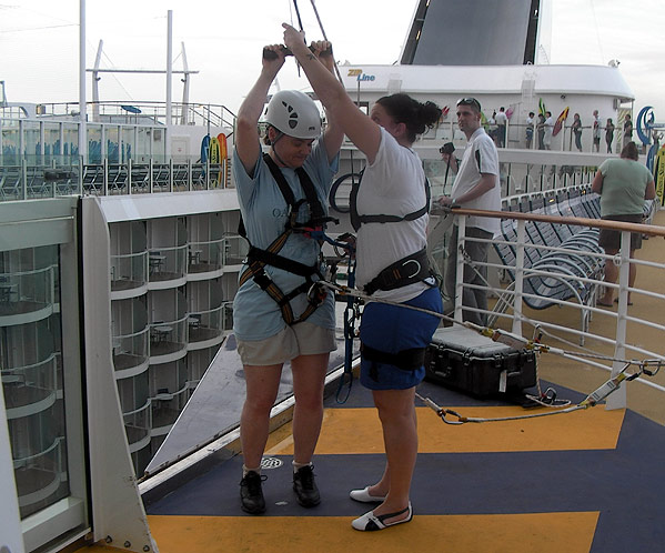 Abgrund überwunden - das Anlegen der Sicherheitsgurte dauert deutlich länger als die Fahrt selbst