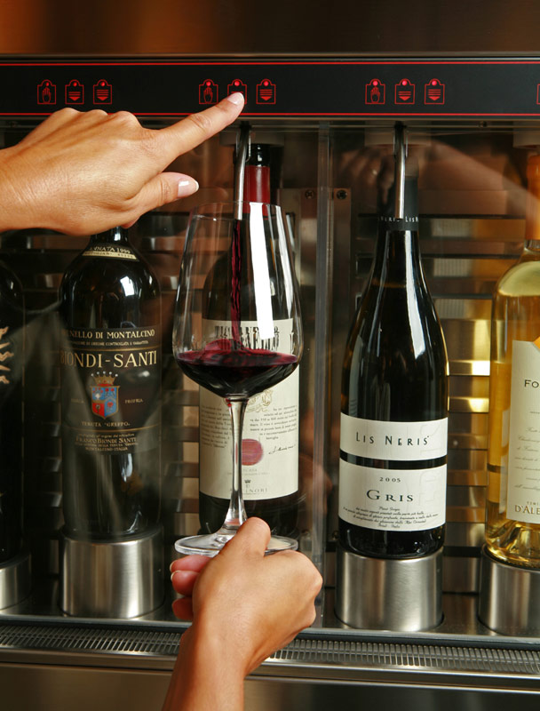 Weinprobe mit dem Selbstbedienungs-Wein-Automat
