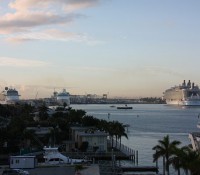Oasis of the Seas (rechts), Celebrity Equinox und Royal Caribbeans Enchantment of the Seas