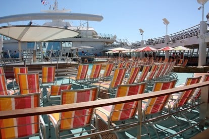 Beach Pool mit bunten Sonnenschirmen und Liegestühlen direkt im seichten Wasser