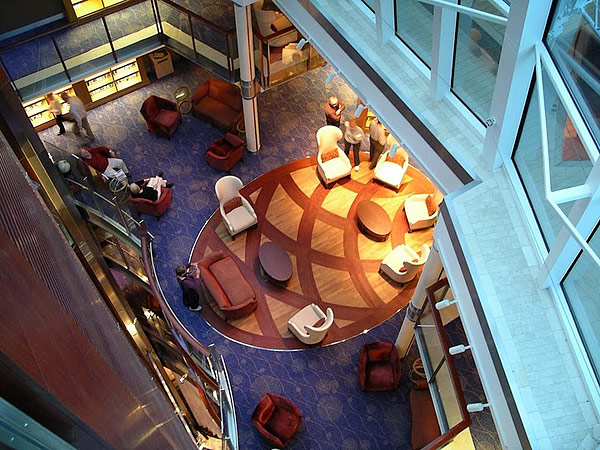 Blick von oben auf das Atrium der Celebrity Equinox