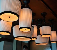 Lampen hängen verkehrt herum von der Decke