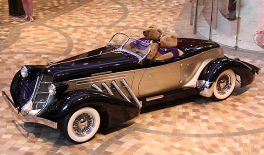 Tierische Fahrgäste: Teddys im Oldtimer