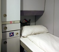 Bett und Schrank im Schlafwagen-Abteil