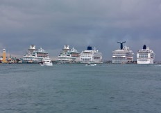 Immer mehr Schiffe, immer mehr Passagiere: "Schiffs-Treffen" in Nassau, Bahamas.
