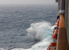 Die Celebrity Summit pflügt durch bis zu 11 Meter hohe Wellen.