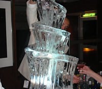 Perfekt gekühlter Martini via Eis-Skulptur