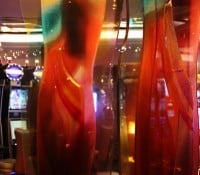 Bunte Skulptur am Casino-Eingang