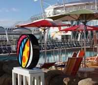 Beach-Pool mit Britto-Skulptur