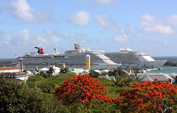 Giganten der Meere: Oasis of the Seas und Carnival Dream in Nassau