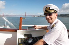Kapitän Hansen auf der Albatros vor der Golden-Gate-Brücke