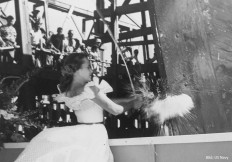 Mary Lin Moore tauft 1952 die USS Impervious (Bild: US Navy)