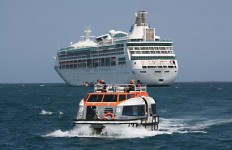 Mit dem Tenderboot an Land