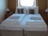 Besonder bei deutschen Passagieren beliebt: gmeinsames Bett, aber getrennte Decken (Aussenkabine der Mein Schiff 1)