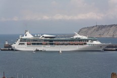 Vision of the Seas auf Repositionierungsfahrt im Hafen von Bilbao