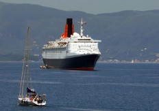 Queen Elizabeth 2 vor Korfu