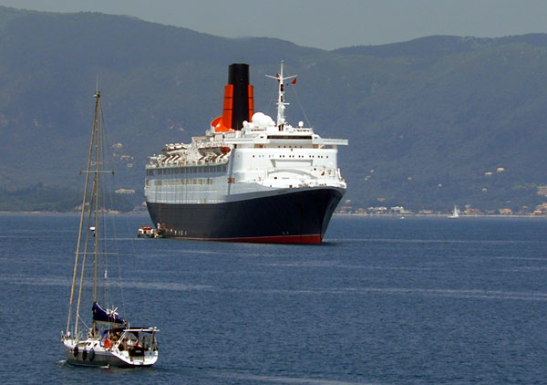 Queen Elizabeth 2 vor Korfu