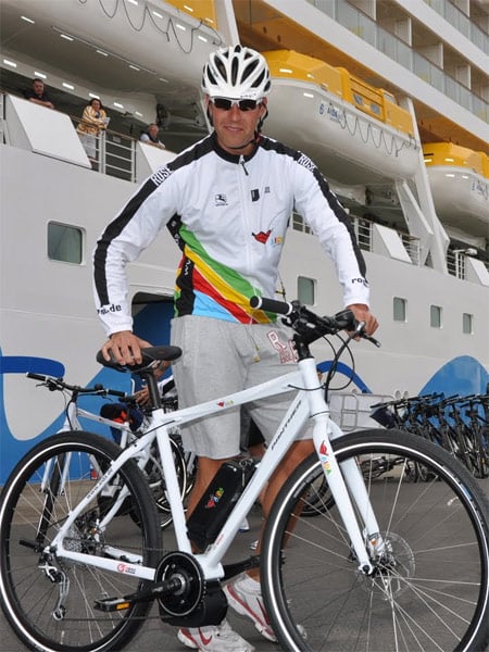 Unauffällig wie eine Trinkflaschen, aber mit viel Power: Fahrrad mit Elektromotor (Bild: AIDA)