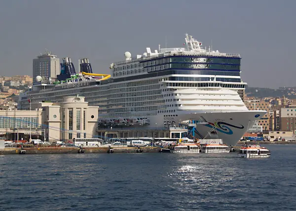 Norwegian Epic in Neapel, bislang das größte in Europa stationierte Kreuzfahrt-Schiff