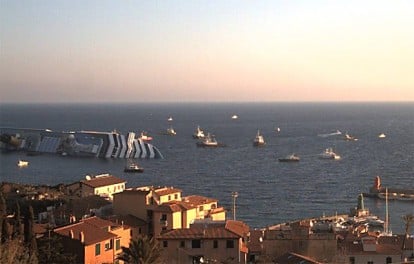 Costa Concordia am Morgen nach dem Unglück (Bild: GiglioNews.it Webcam)